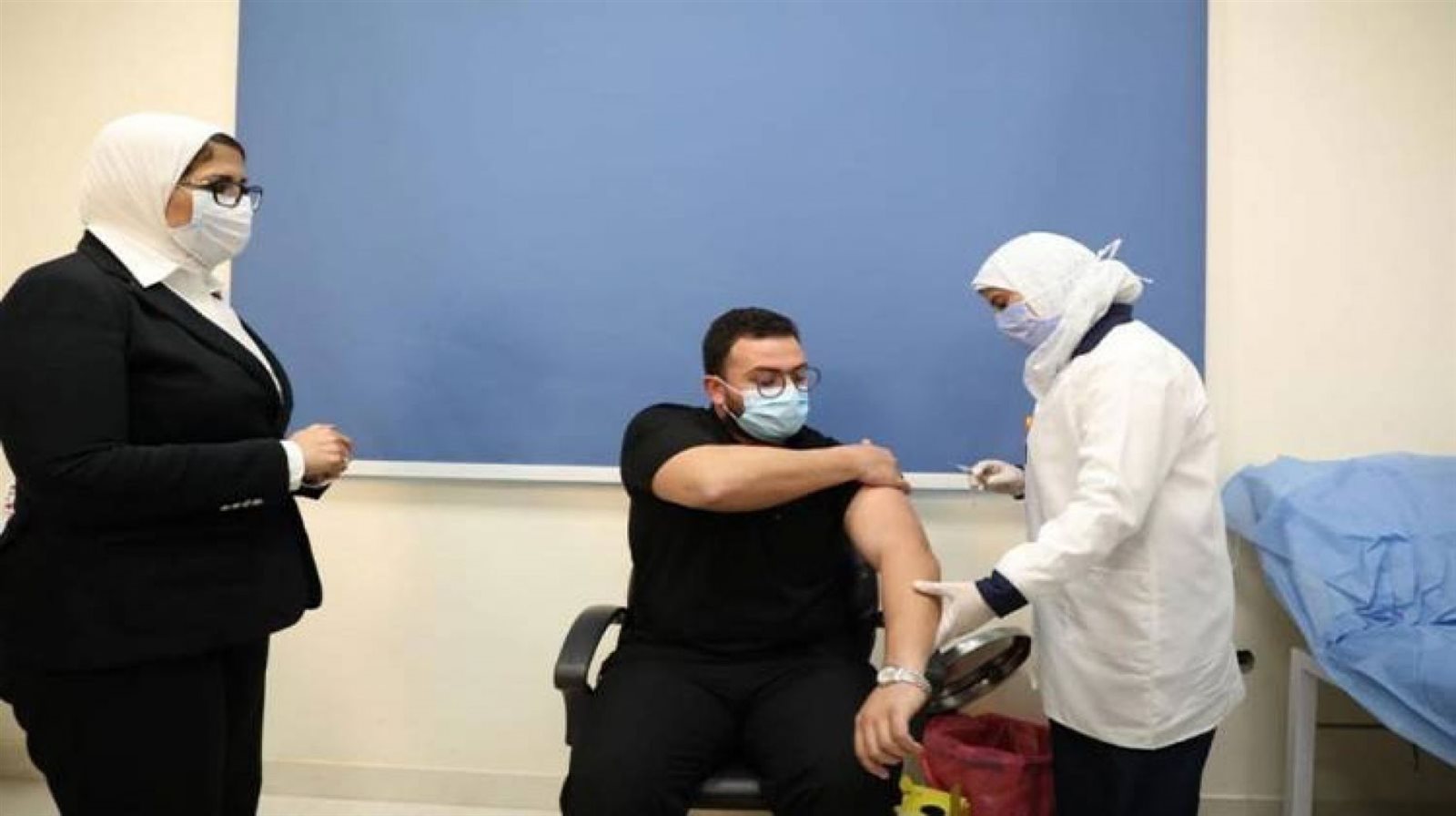 أول طبيب مصري يتلقى لقاح كورونا