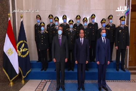 الرئيس السيسي يلتقط صورة تذكارية