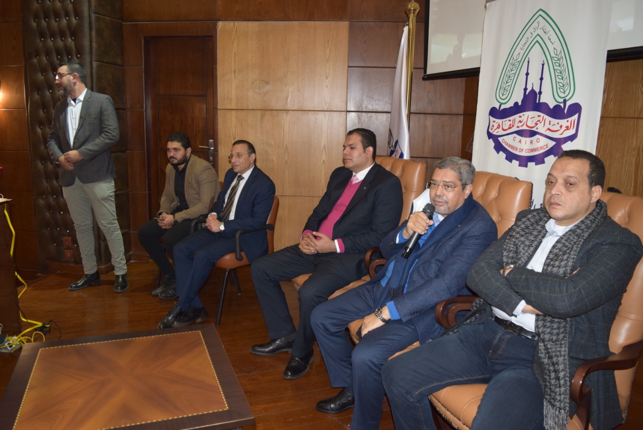 العربى خلال اجتماعه بموظفى الغرف التجارية 