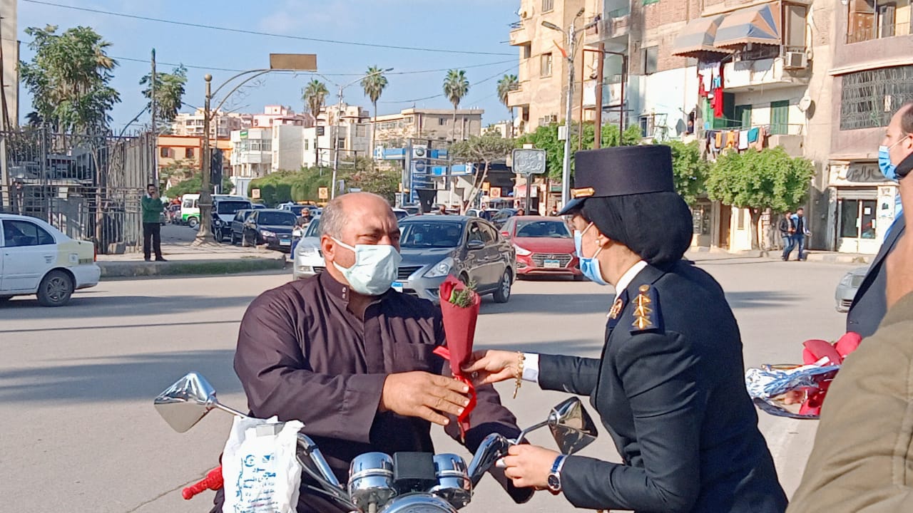 أمن كفر الشيخ يوزع الورود والحلوى على المواطنين