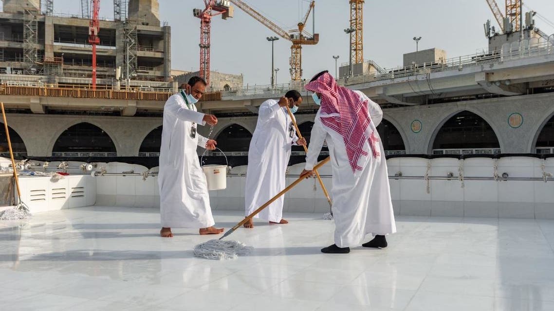 فريق سعودي ينظف سطح الكعبة