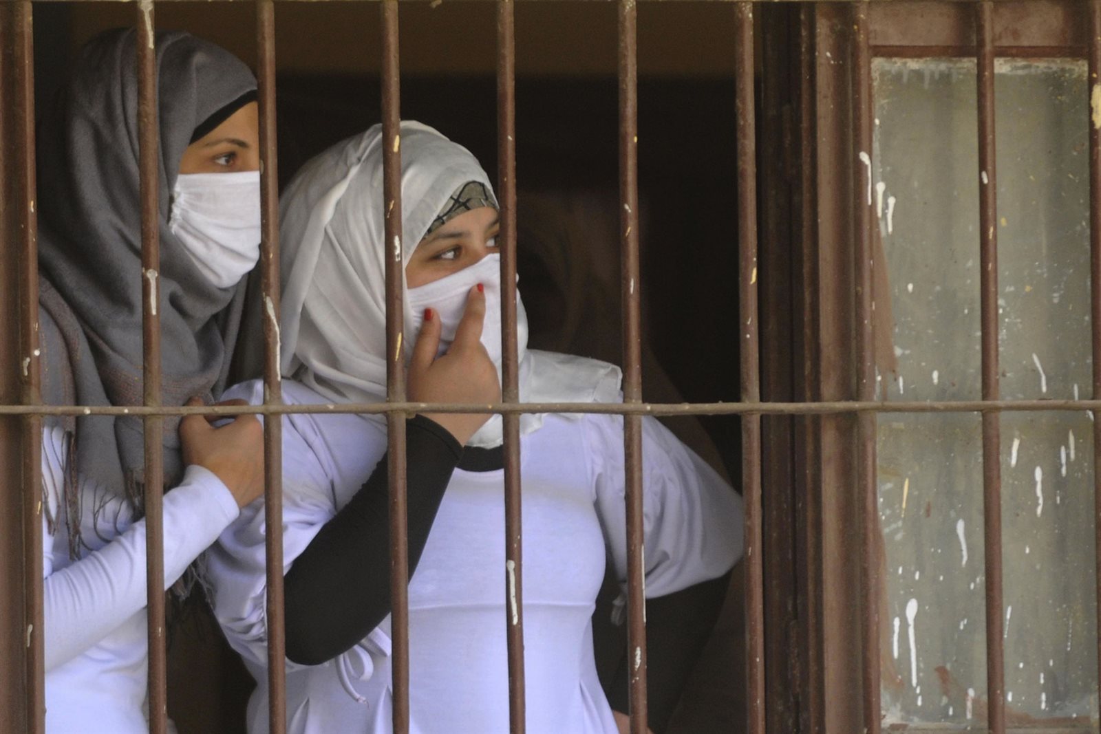هل يجوز لـ مصاب كورونا مخالطة الناس في الأماكن العامة؟