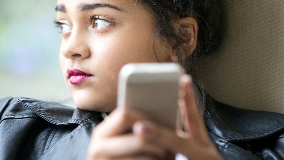 مواقع التواصل الاجتماعي تسبب ضررًا للصحة العقلية للمراهقين