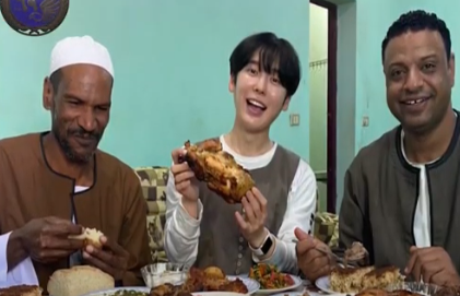 يوتيوبر كورى فى الصعيد