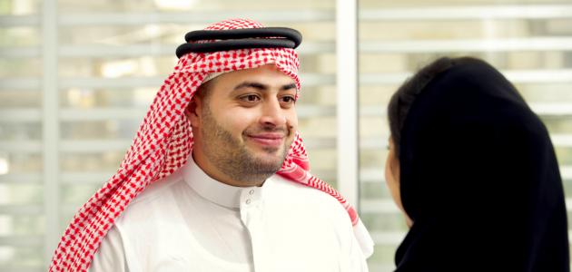 زوجها يعمل وهي تنفق على المنزل فهل يعتبر صدقة؟