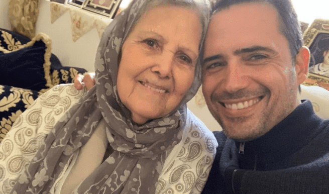 ظافر العابدين مع والدته