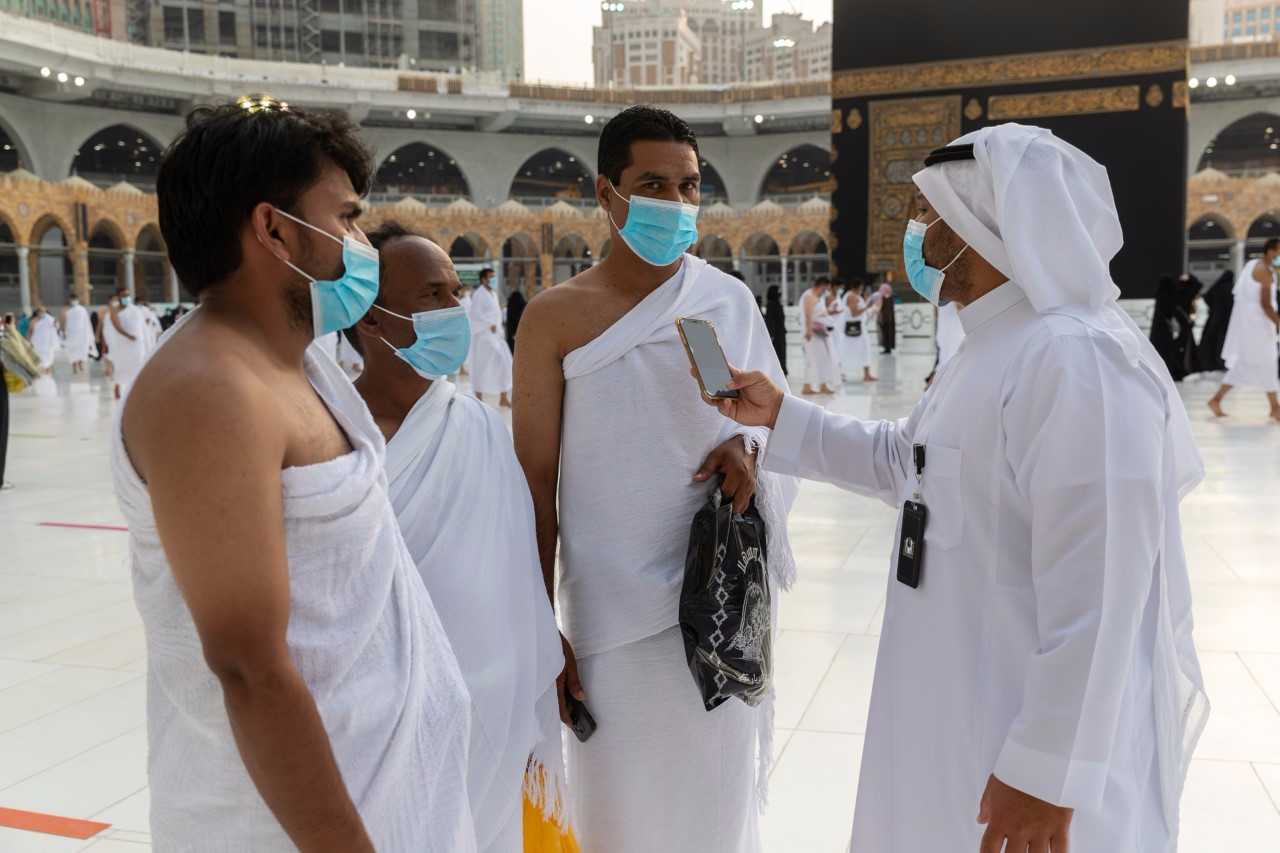 زوار المسجد الحرام يشكرون حكومة السعودية على خدمات المعتمرين