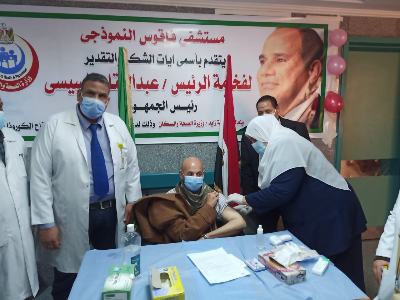وكيل صحة الشرقية يتلقي لقاح كورونا بعد تطعيم الفرق الطبية