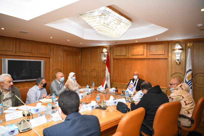 اجتماع محافظ قنا 