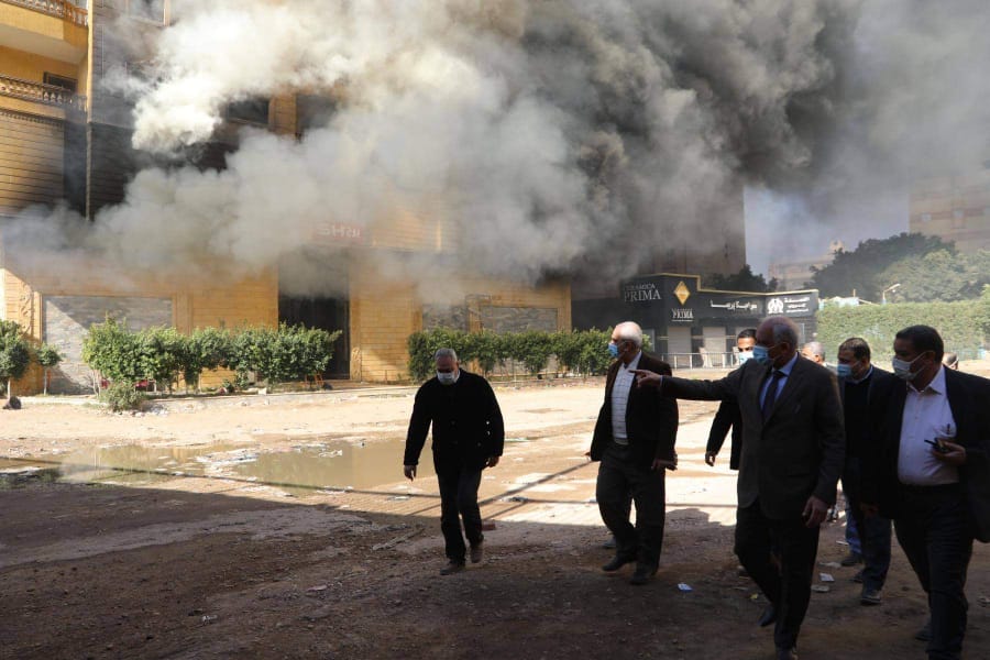 محافظ الجيزة يعاين موقع الحريق 