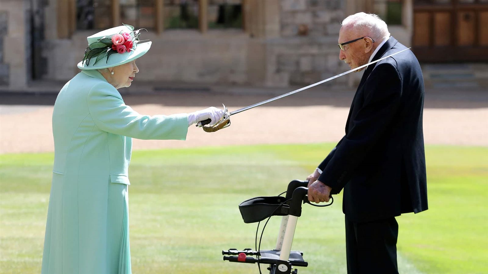 إصابة توم مور جامع التبرعات البريطاني بفيروس كورونا