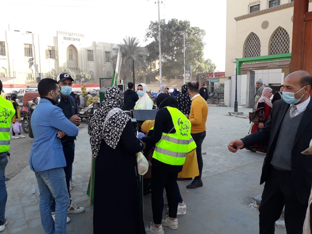 لجنة الوفد بالغربية  توزع الكمامات والمطهرات بشوارع طنطا