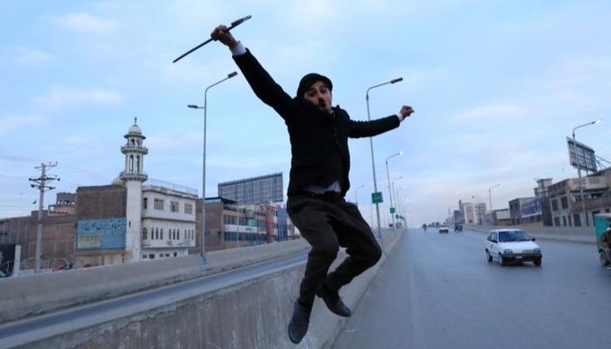 عثمان خان يقلد شارلي شابلن