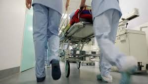 مصرع شخص وإصابة طفل في تصادم سيارة 