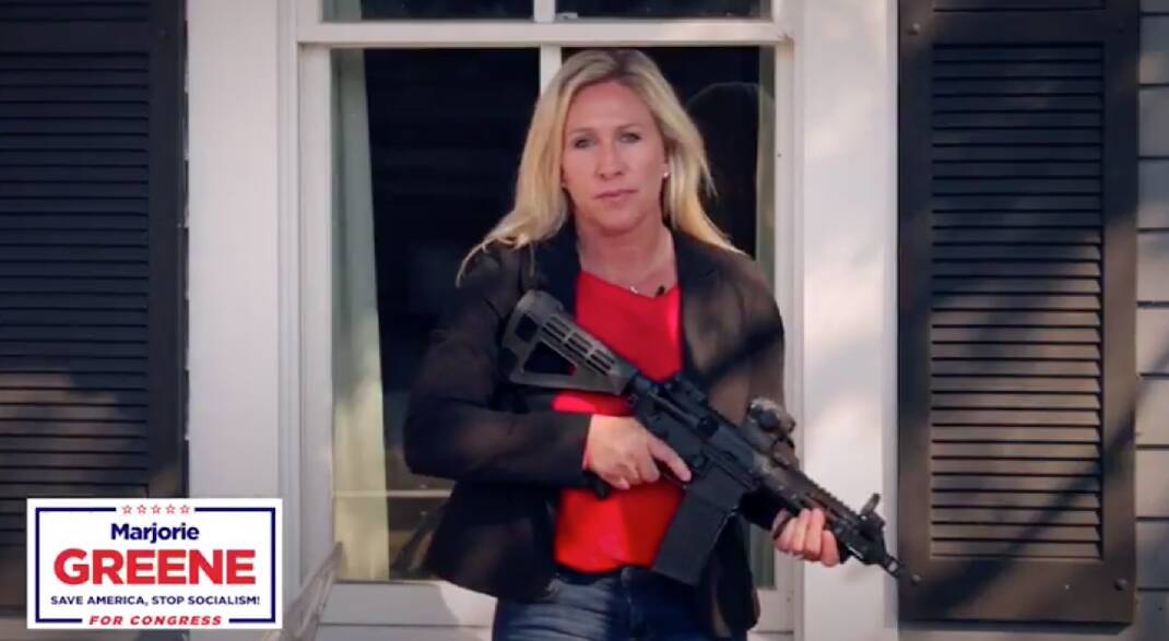 جرين وهي تحمل سلاحًا قاتلًا 