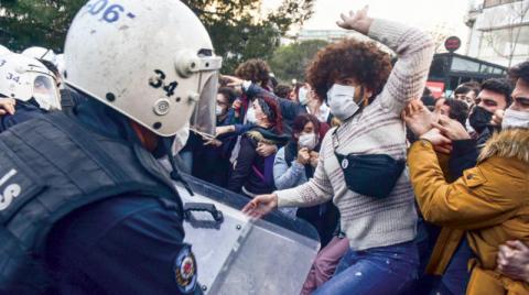 الشرطة التركية تلقي القبض على 159 شخصا