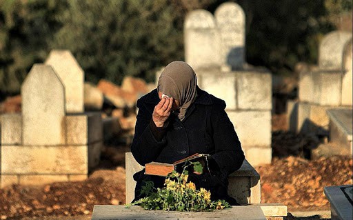 هل البكاء على الميت عند القبر يعذبه ؟ الإفتاء توضح