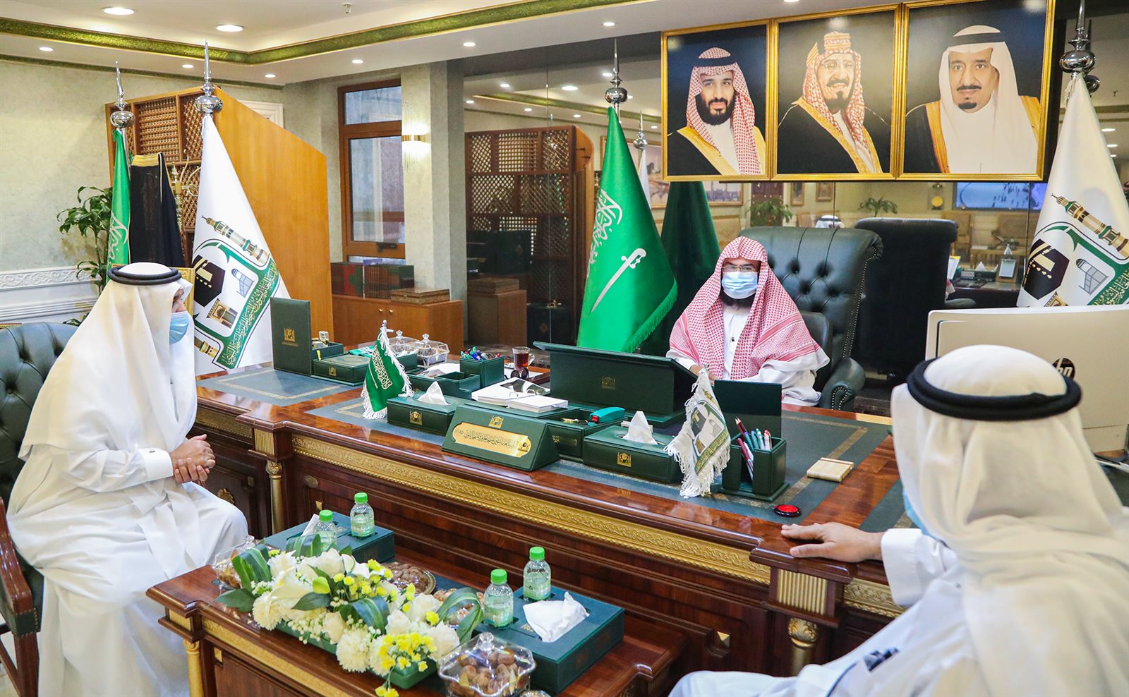 السديس يوجه بضرورة توعية المعتمرين بالتقيد بالإجراءات