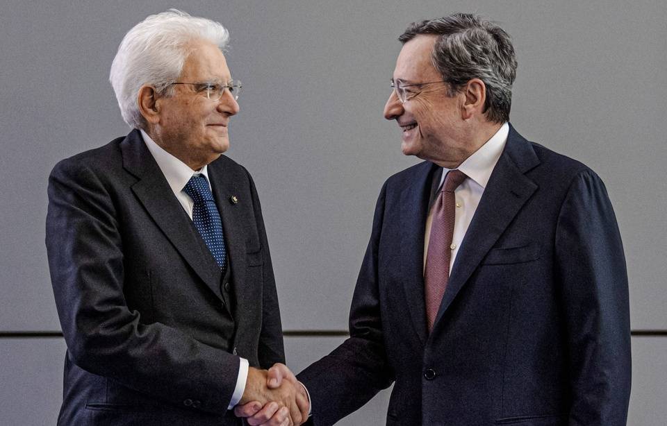 الرئيس الإيطالي (يسار) وماريو دراجي عام 2019