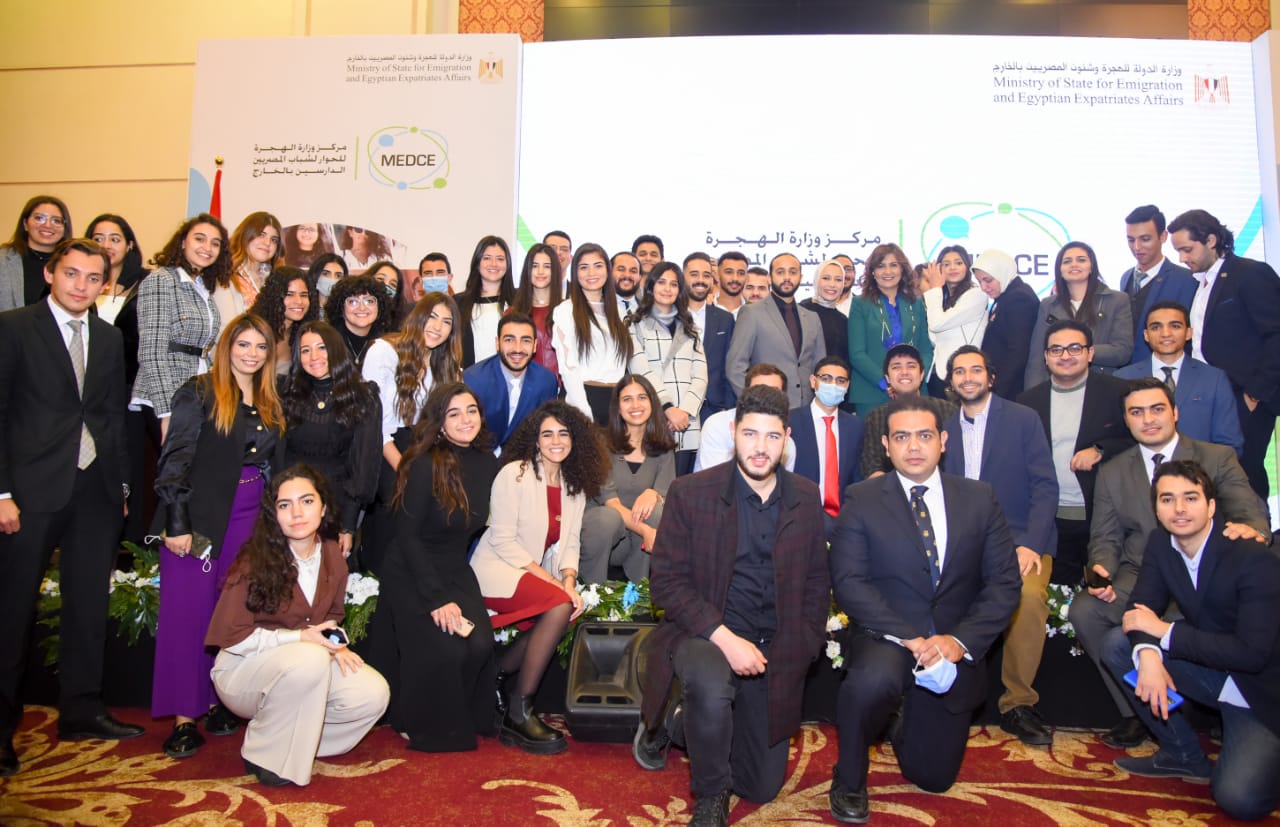 شباب الدارسين بالخارج