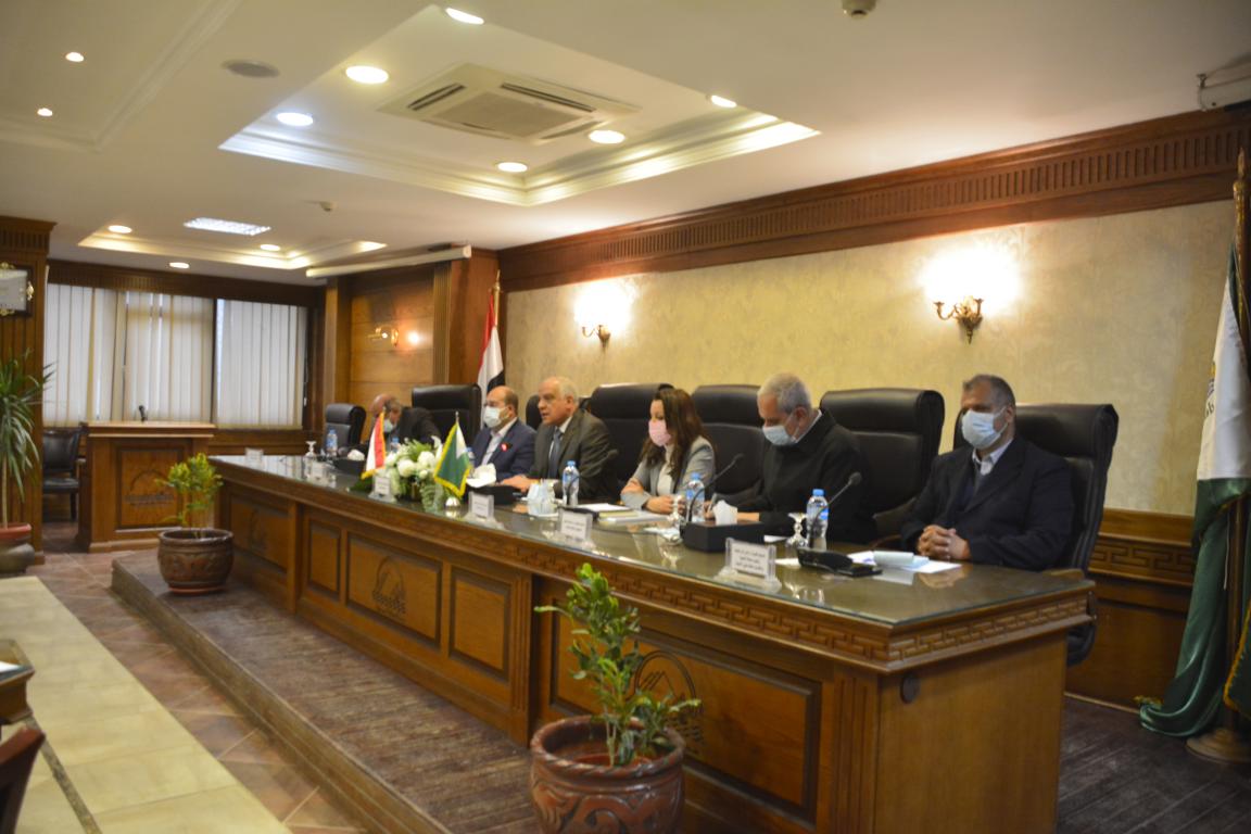 اجتماع محافظ الجيزة 