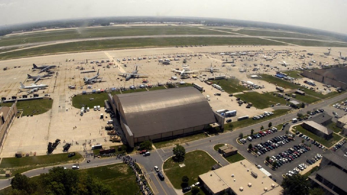  متسلل يصعد إلى طائرة عسكرية في قاعدة جوية أمريكية