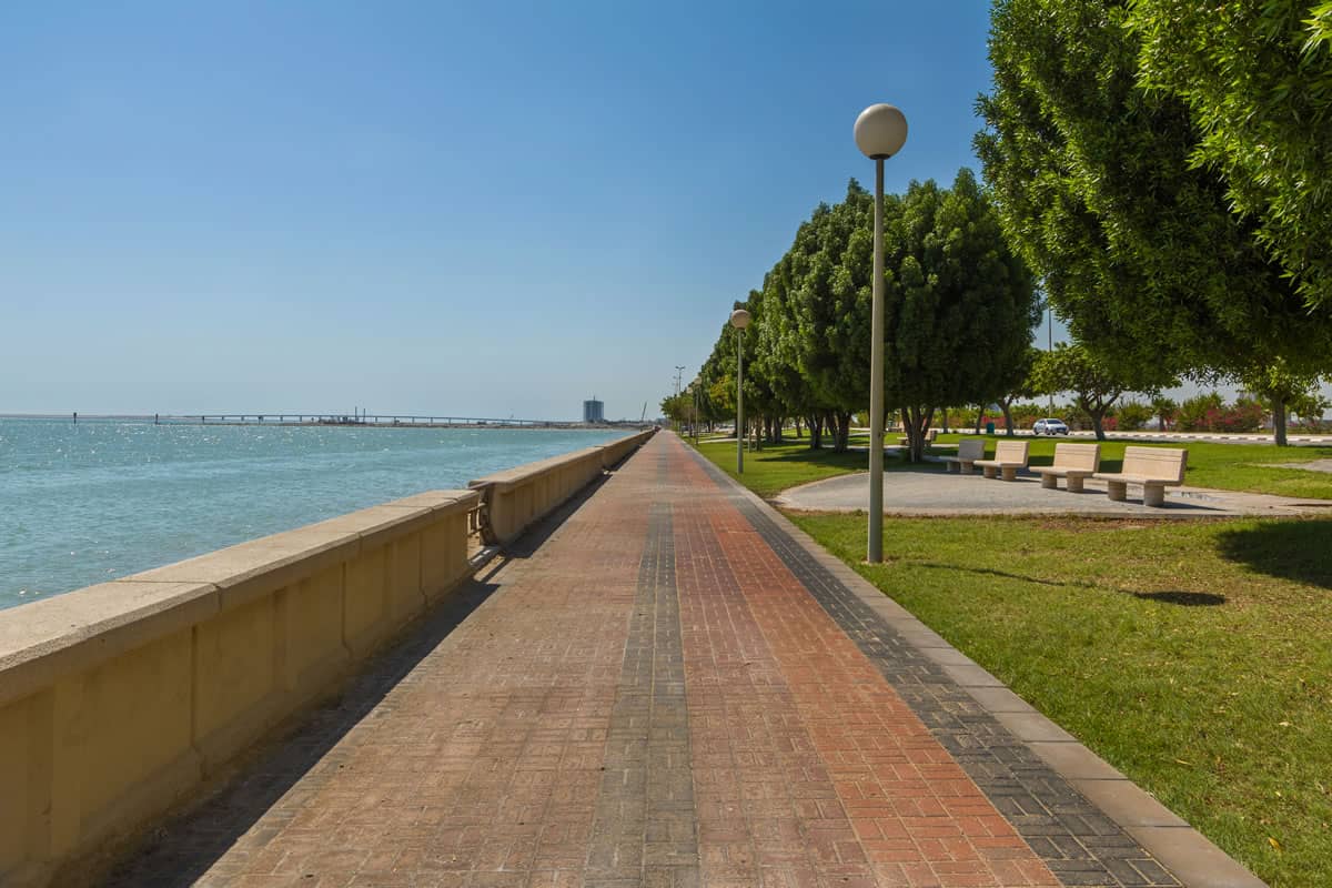 الشرطة السعودية تغلق كورنيش الدمام وتمنع دخول المركبات