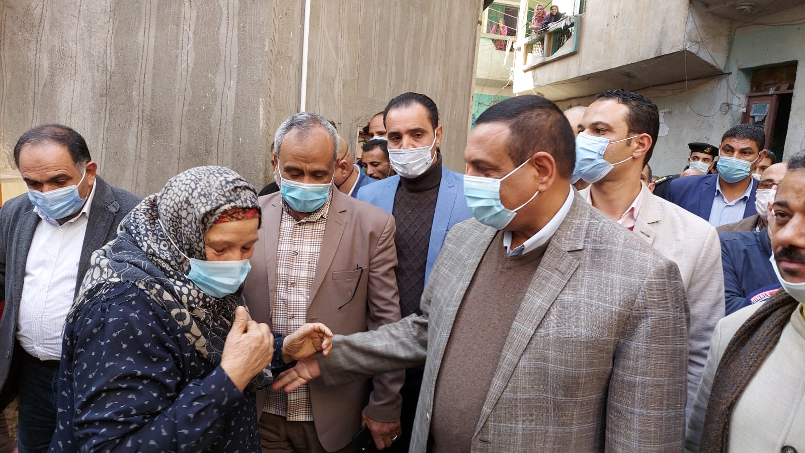 محافظ البحيره يتفقد القريه