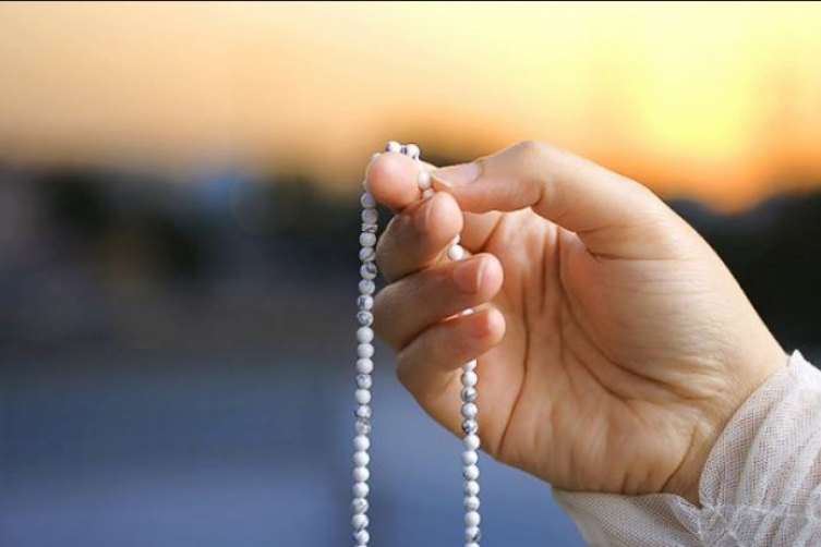 هل يجوز التسبيح بالمسبحة باليد اليسرى ؟.. 9 أخطاء يقع
