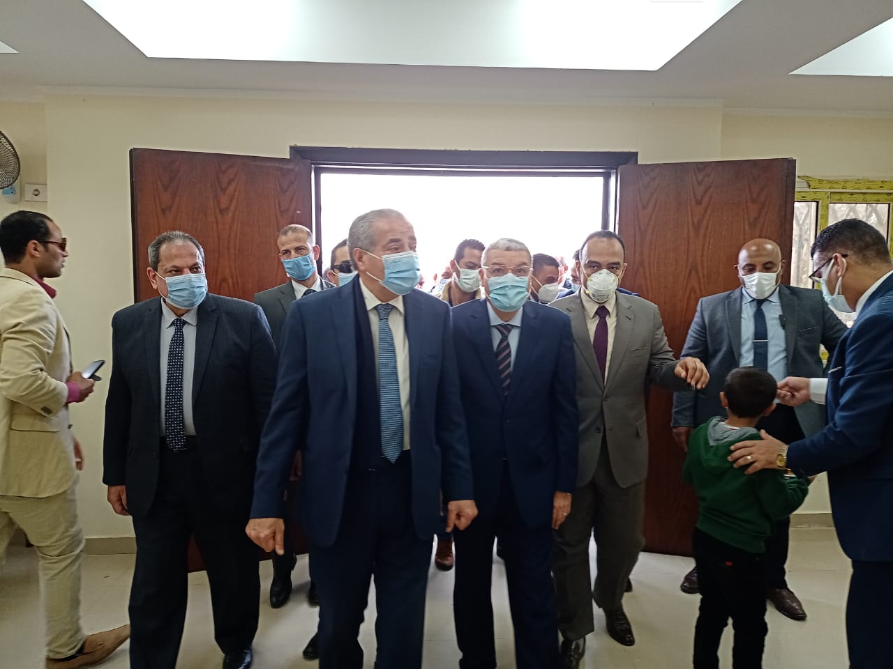 وزير التموين خلال الافتتاح