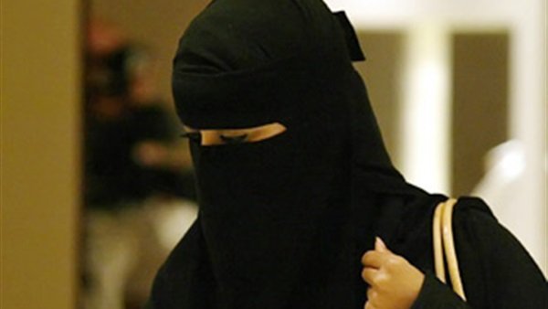 حكم ترك المرأة معلقة بدون طلاق مدة طويلة.. الإفتاء ترد