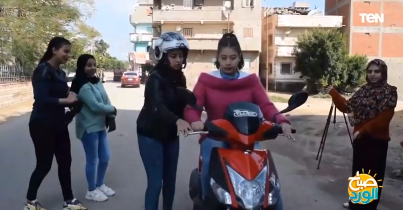  سيا تعلّم الفتيات ركوب الاسكوتر رغم أنف المجتمع