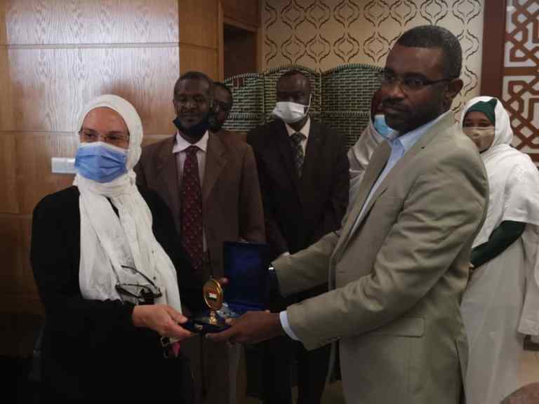 وزير الشئون الدينية السوداني يكرم وفد أئمة وواعظات الأوقاف 