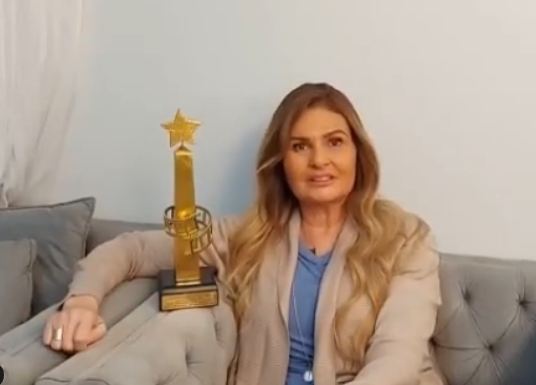 الفنانة يسرا  الفنانة يسرا