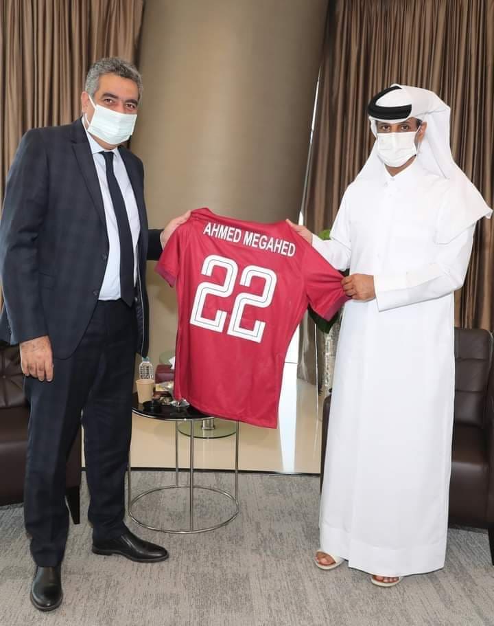 الاتحاد القطرى يهدى أحمد مجاهد قميص منتخب العنابي