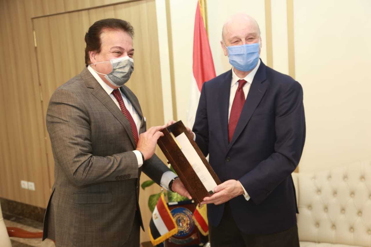 وزير التعليم العالى مع السفير الإسبانى بالقاهرة 