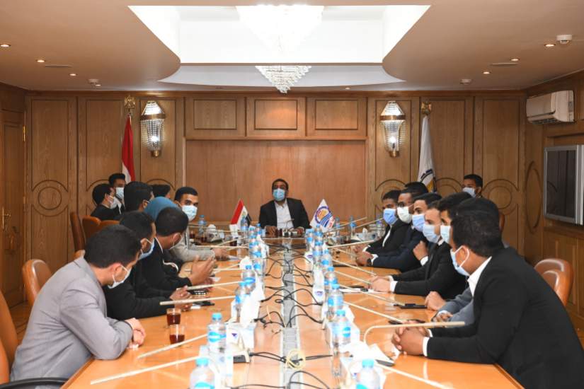 نائب محافظ قنا يناقش مع أعضاء برلمان الشباب جهود الدولة 