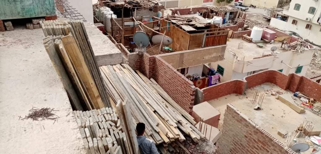إيقاف أعمال بناء مخالف والتحفظ على المعدات في الغردقة
