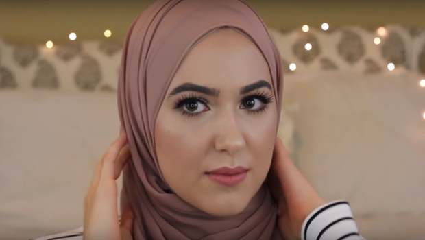حكم لبس الطرحة القصيرة وظهور لون الشعر من تحتها