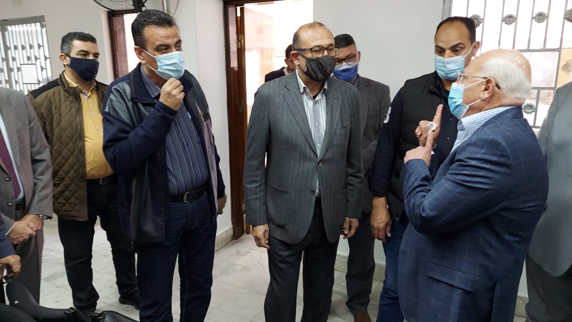 محافظ بورسعيد يتفقد مركز الخدمات الاستيرادية