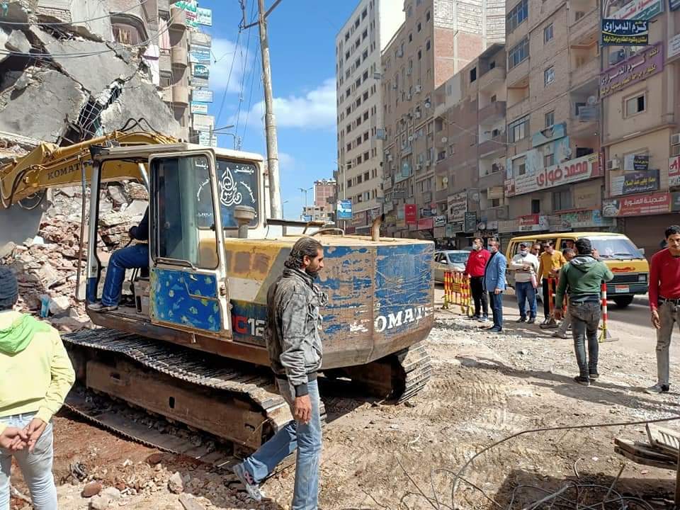 إزالة 4 عقارات آيلة للسقوط إزالة 4 عقارات آيلة للسقوط