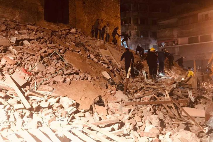 نتشال ٤ أشخاص أحياء من أسفل عقار روض الفرج المنهار