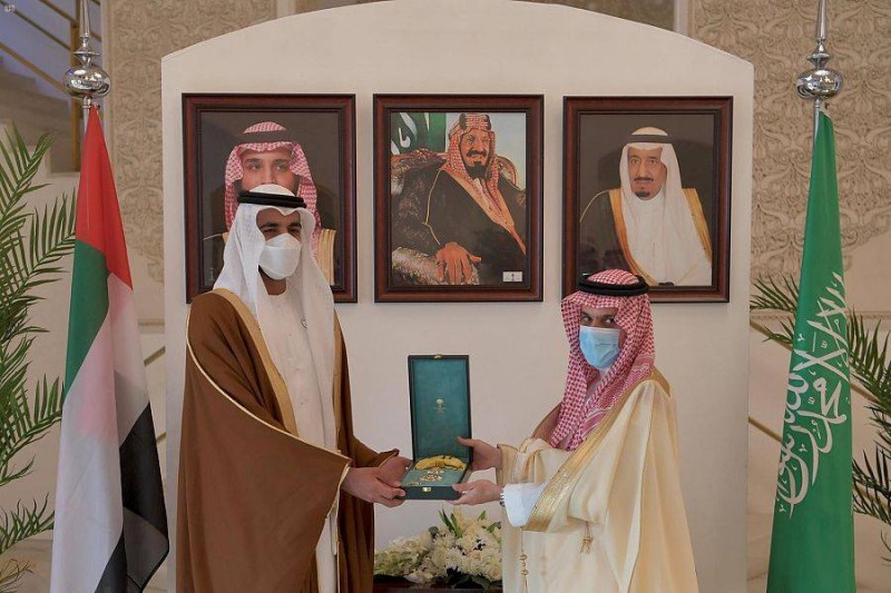 تسليم الشيخ شخبوط بن نهيان وسام الملك عبدالعزيز