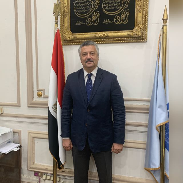عميد اداب القاهرة 