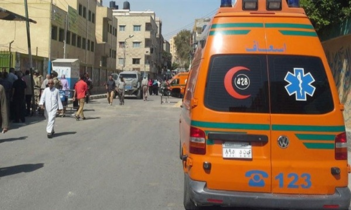 ربة منزل تقتحم مقهى بسيارتها