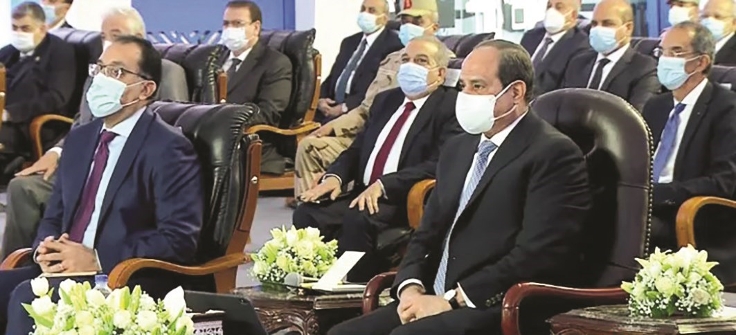 الرئيس عبد الفتاح السيسي مفتتحا المجمع الطبي 