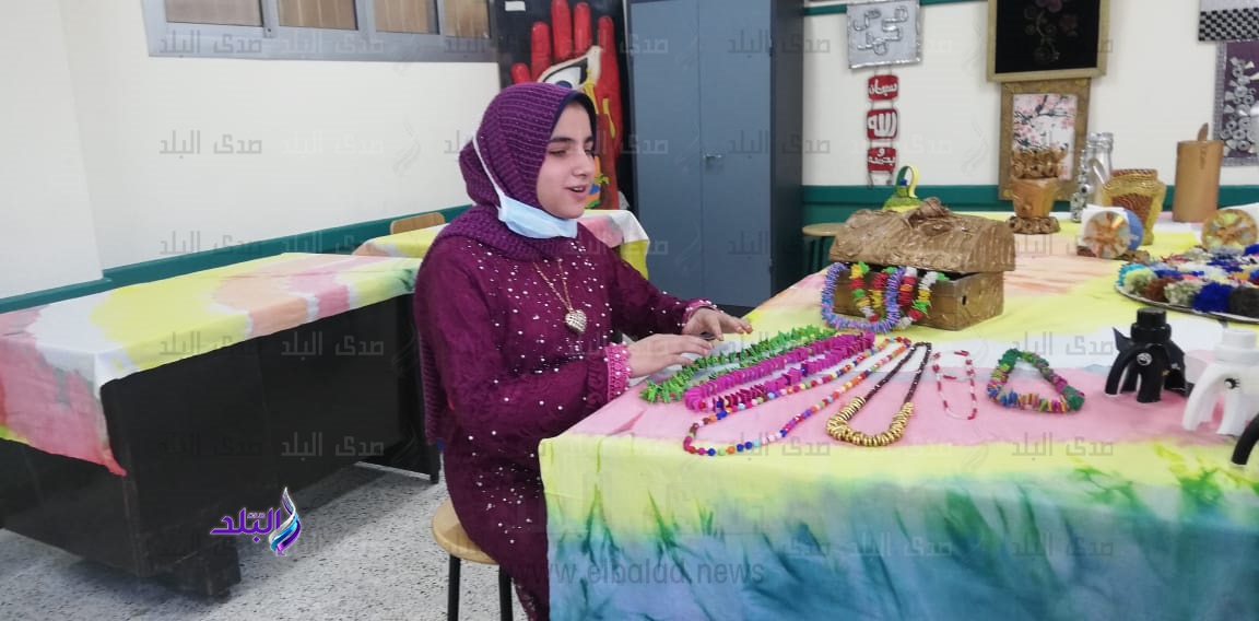 طلاب مكفوفين يحولون المخلفات إلي ديكورات للمنزل
