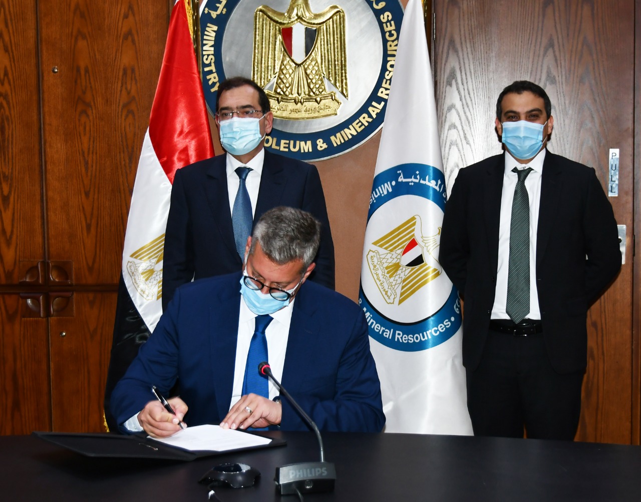 وزير البترول خلال التوقيع