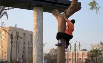 عجوز عمره 68 عاما يتسلق الحوائط
