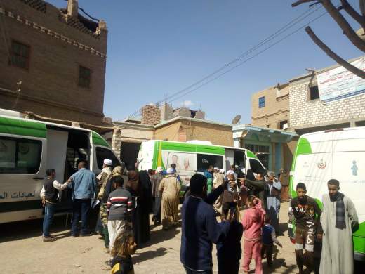 الكشف على ١١٨٥ حالة خلال قافلة طبية بقرية نجع عزوز بمركز دشن